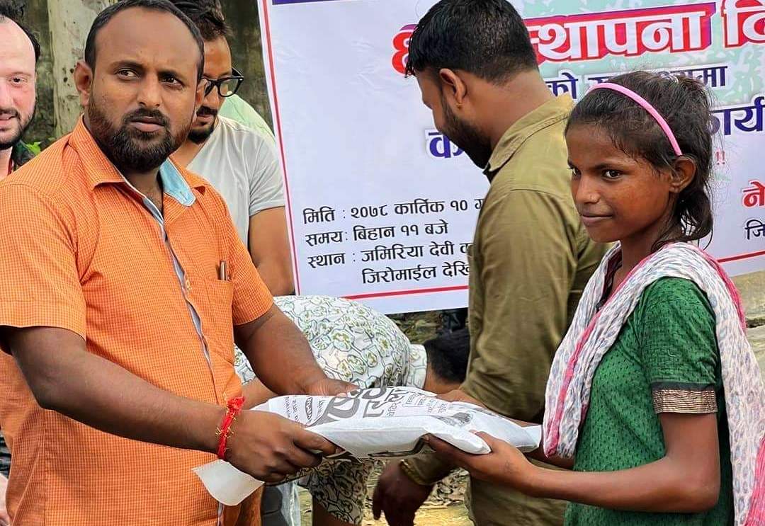 जनकपुरमा तरुण दलले मनाए स्थापना दिवस, कुष्ठ रोगीलाई बाँडे लुगा