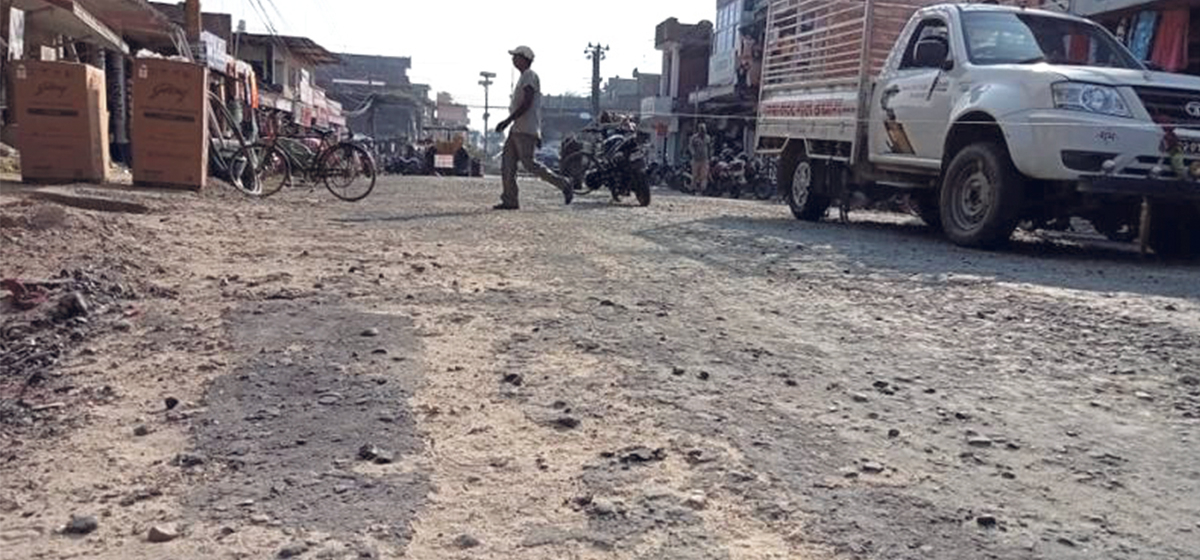 गोलबजारमा भइरहेको सडक कालोपत्रेमा व्यापक अनियमितता
