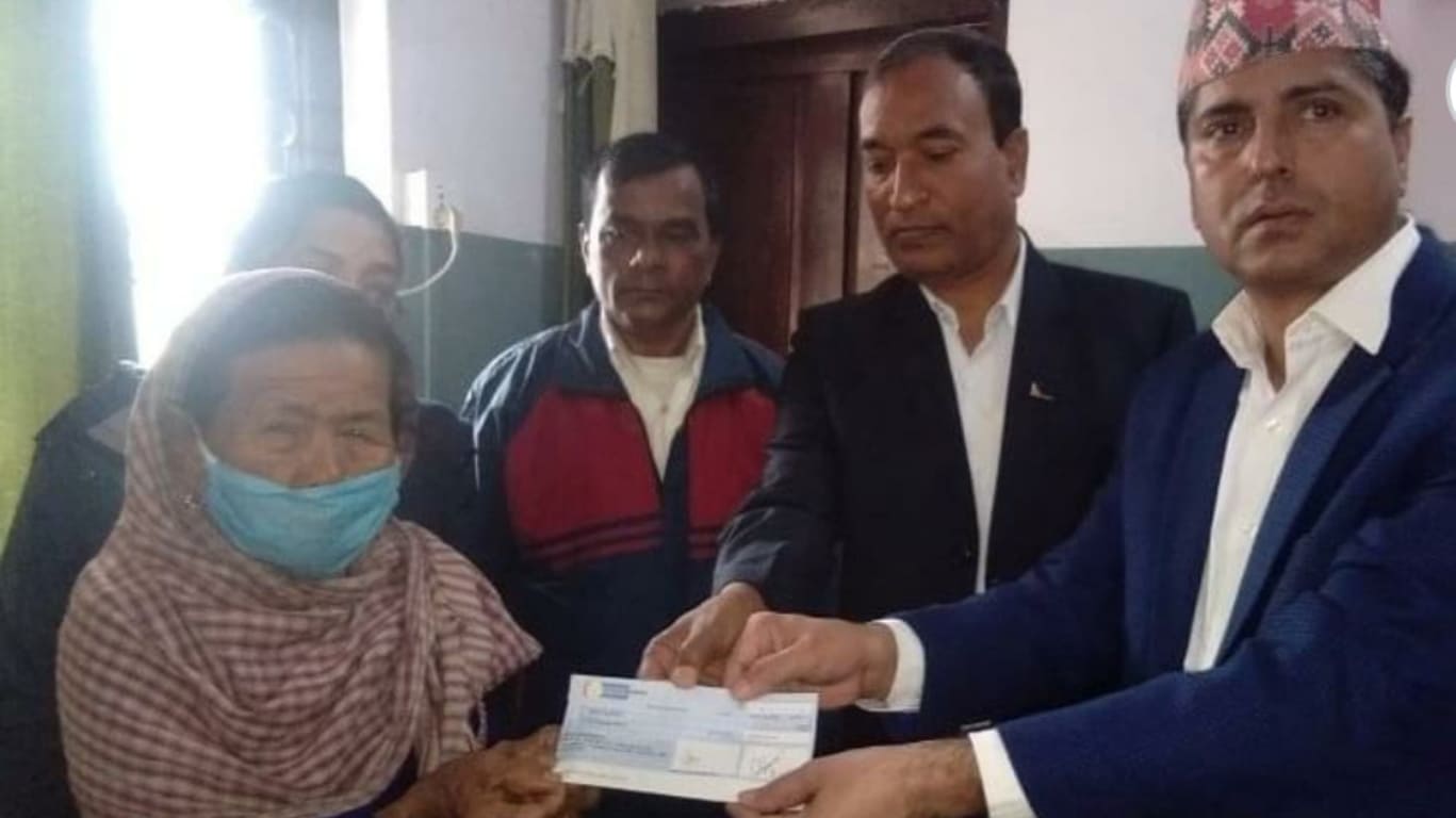 धनुषामा हात्तीको आक्रम’णबाट मुत्युभएका परिवारलाई १० लाख सहयोग