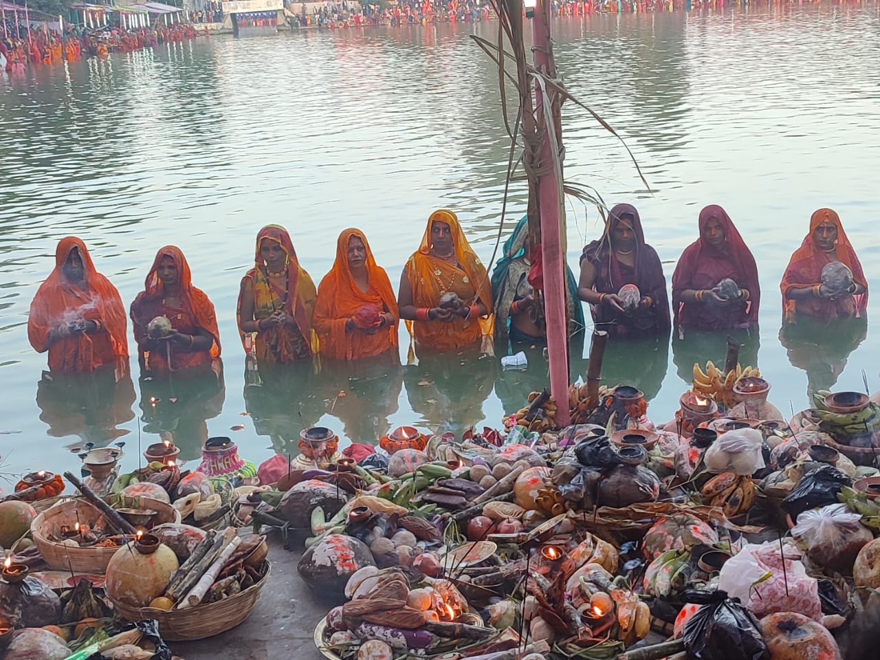 उदाउँदै गरेको सूर्यलाई अर्घ्य दिएपछि सकियो छठ