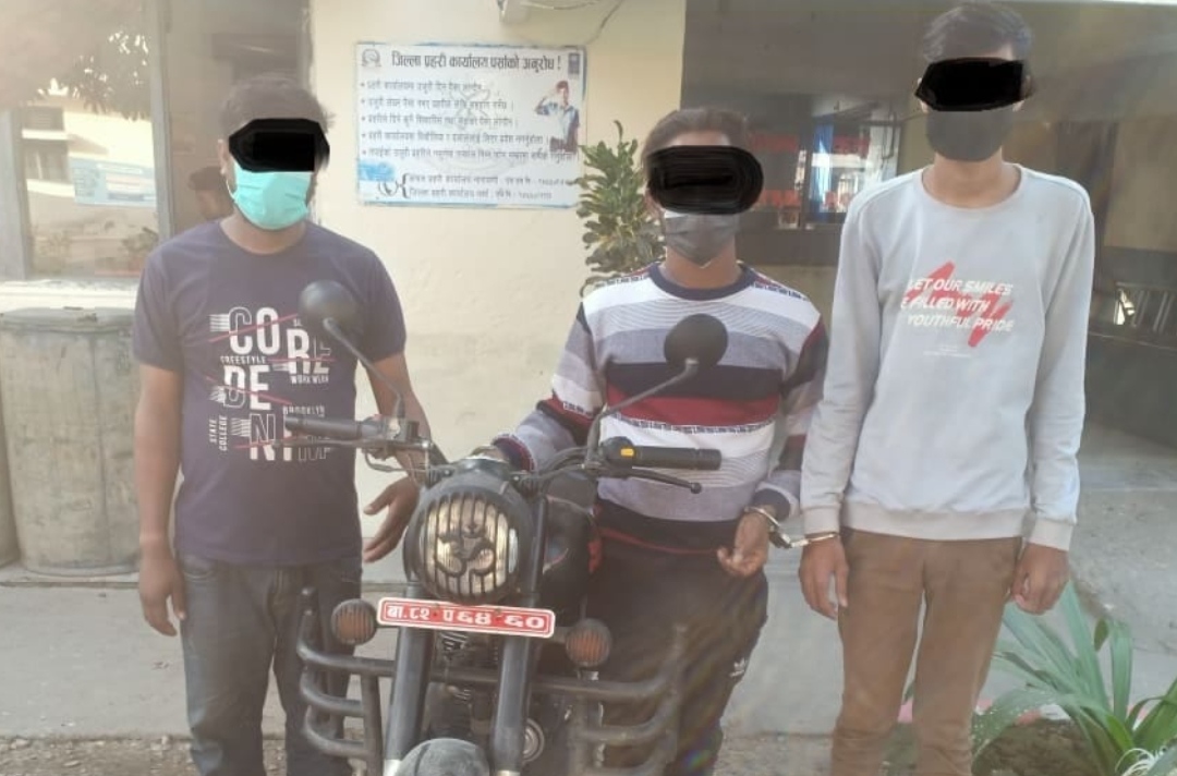 प्रदेश २ : चोरीका मोटरसाइकल सहित ३ चोर पक्राउ