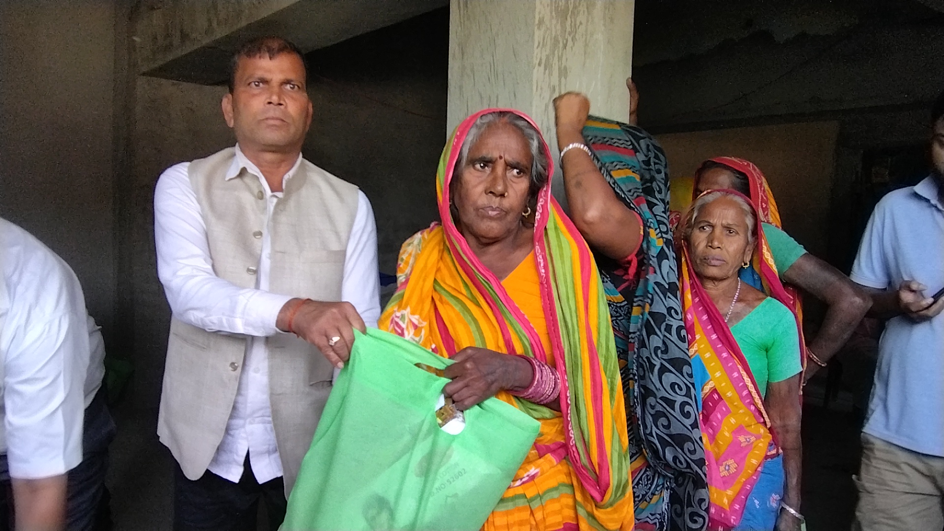 जनकपुरका वडाध्यक्षको प्रसंसनीय काम : दलित विपन्न महिलालाई बाँडे छठ सामग्री