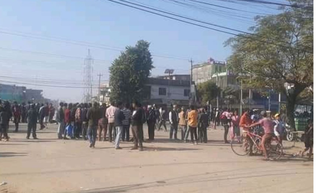 युवक ह-त्या प्रकरणः पूर्वपश्चिम राजमार्ग अवरुद्ध, ५ जना पक्राउ