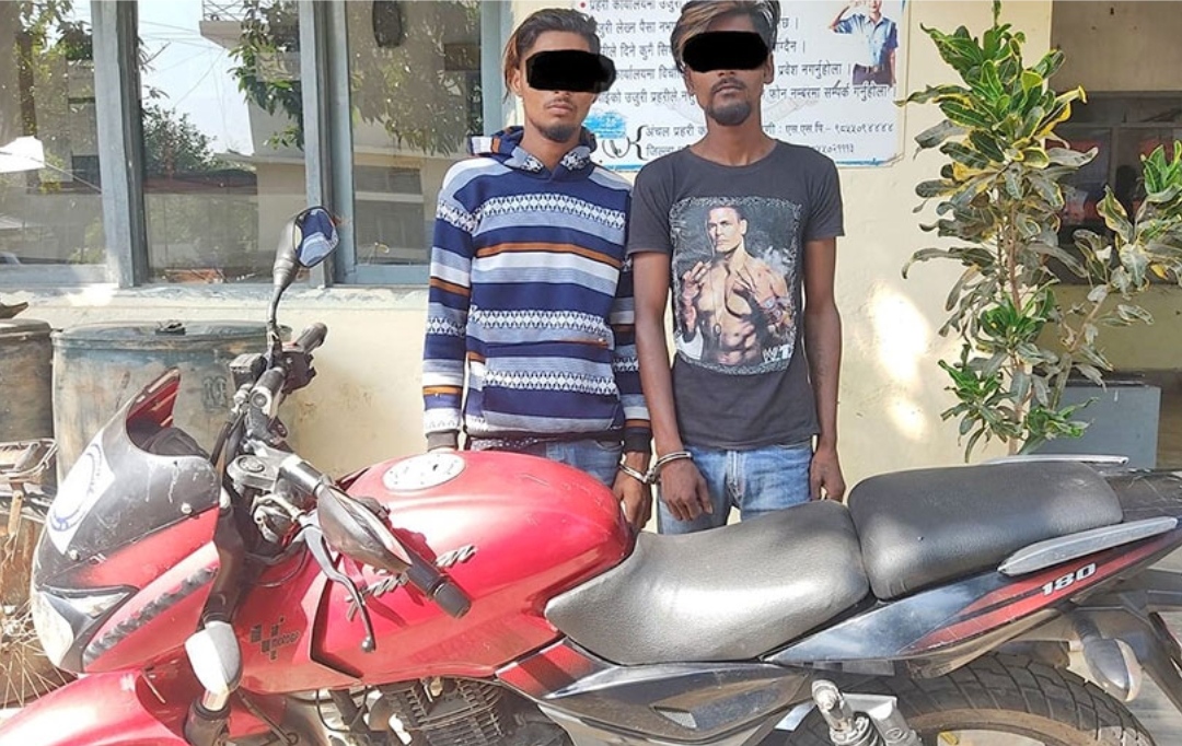 पर्सामा मोटरसाइकल चोरी गर्दागर्दै दुईजना पक्राउ
