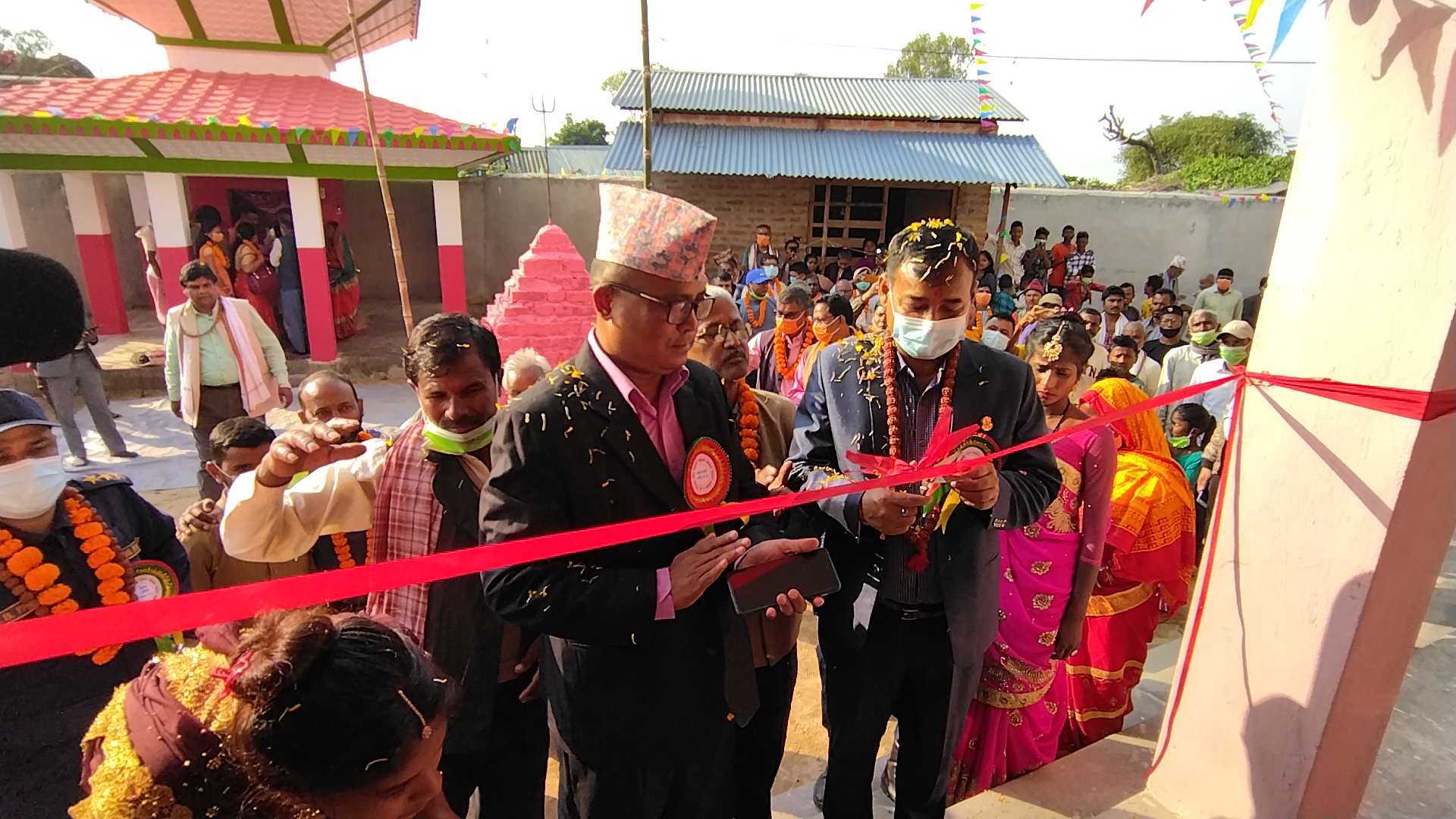 सिरहाको मधुवनीमा मन्त्री यादवले गरे धर्मशालाको उद्घाटन