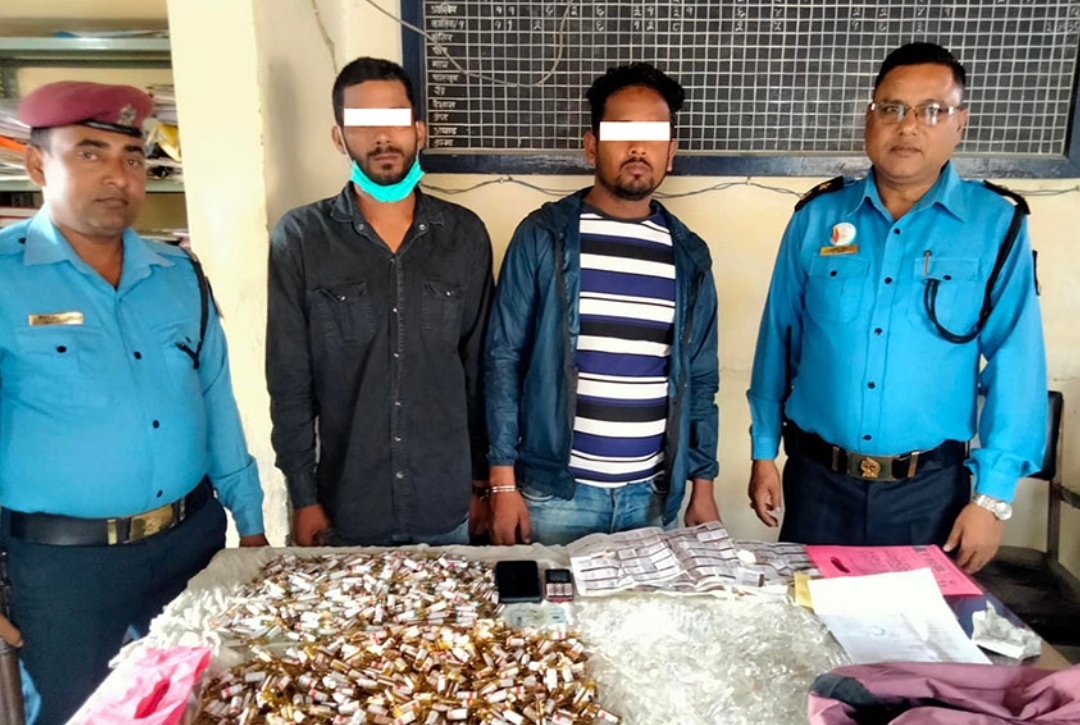 सिरहाबाट यतिधेरै लागूऔषध सहित दुई युवक पक्राउ