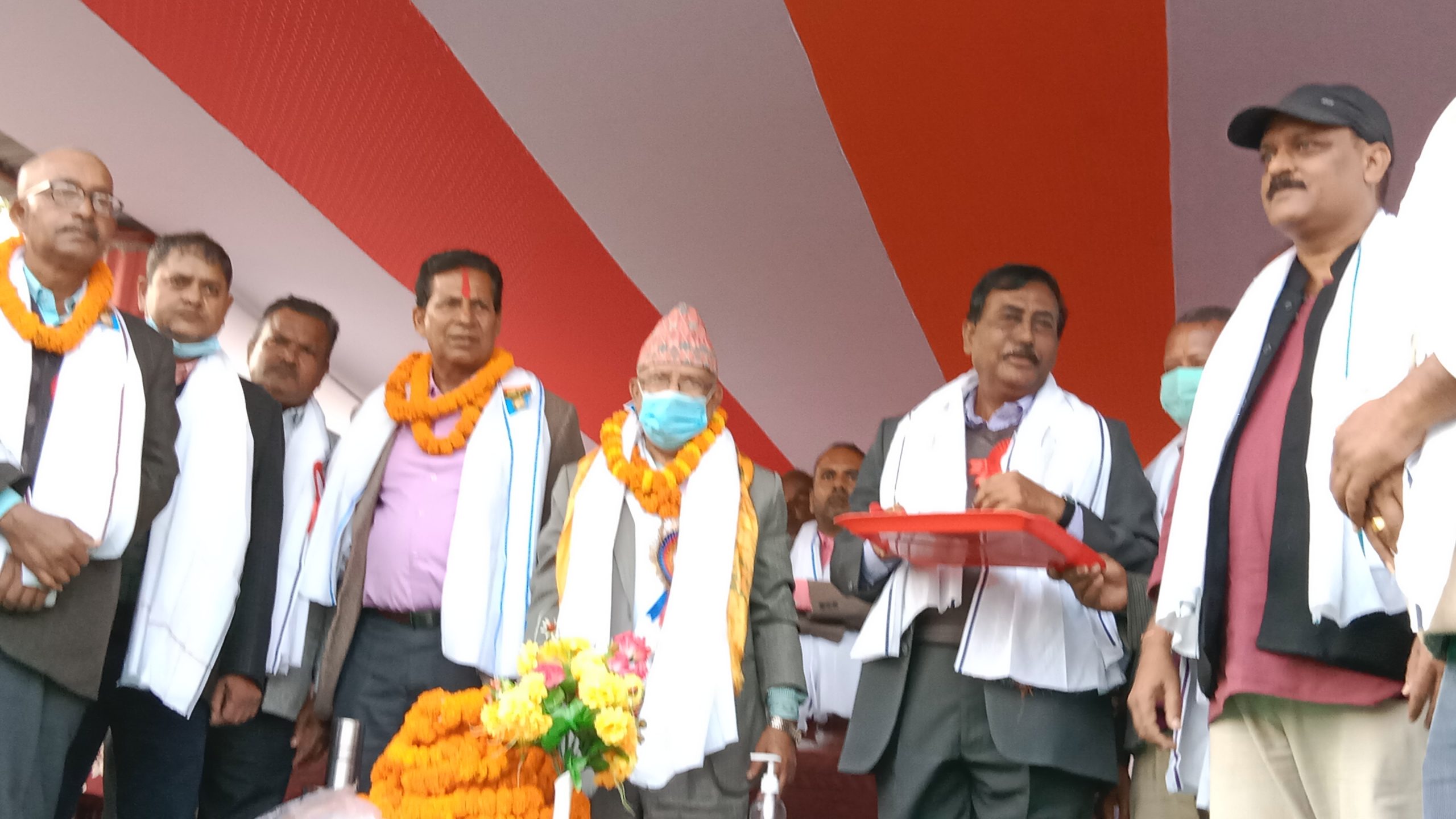पूर्वमन्त्री रामचन्द्र झा र डा. अजय झालाई माधव नेपालले आफ्नो पार्टीमा भित्र्याए