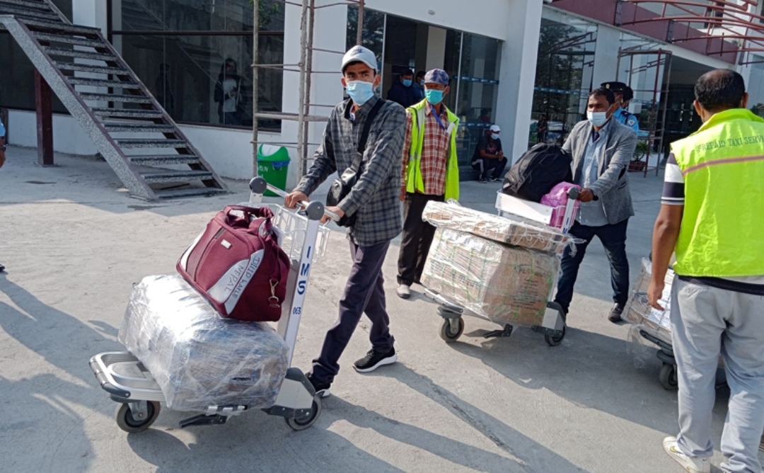 विदेशबाट आउँदा अपरिचित व्यक्तिको सामान नल्याउन अपिल