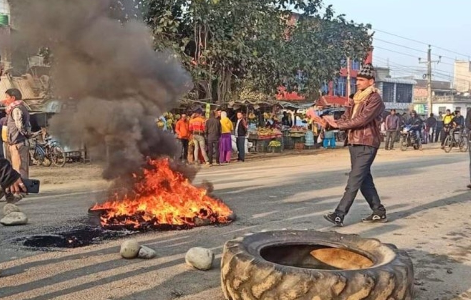 पूर्वपश्चिम राजमार्ग ८ घण्टादेखि अवरुद्ध