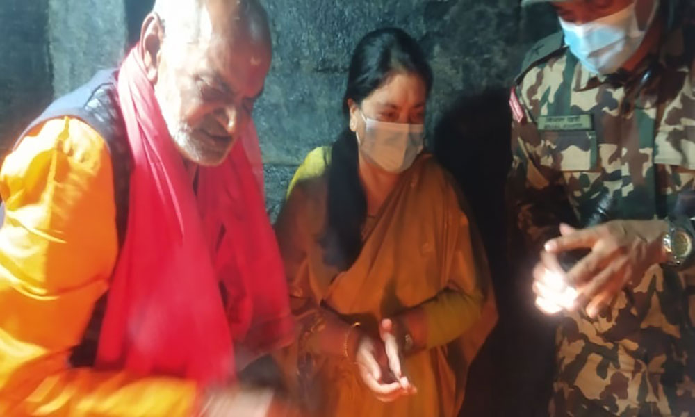 महोत्तरी : राष्ट्रपति भण्डारीले गरिन् प्रसिद्ध जलेश्वरनाथ मन्दिरको दर्शन