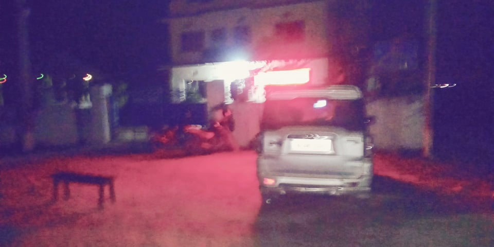 सिरहामा गाउँपालिका अध्यक्ष चढ्ने गाडी स्थानीयले खोसेर प्रहरीलाई बुझाए