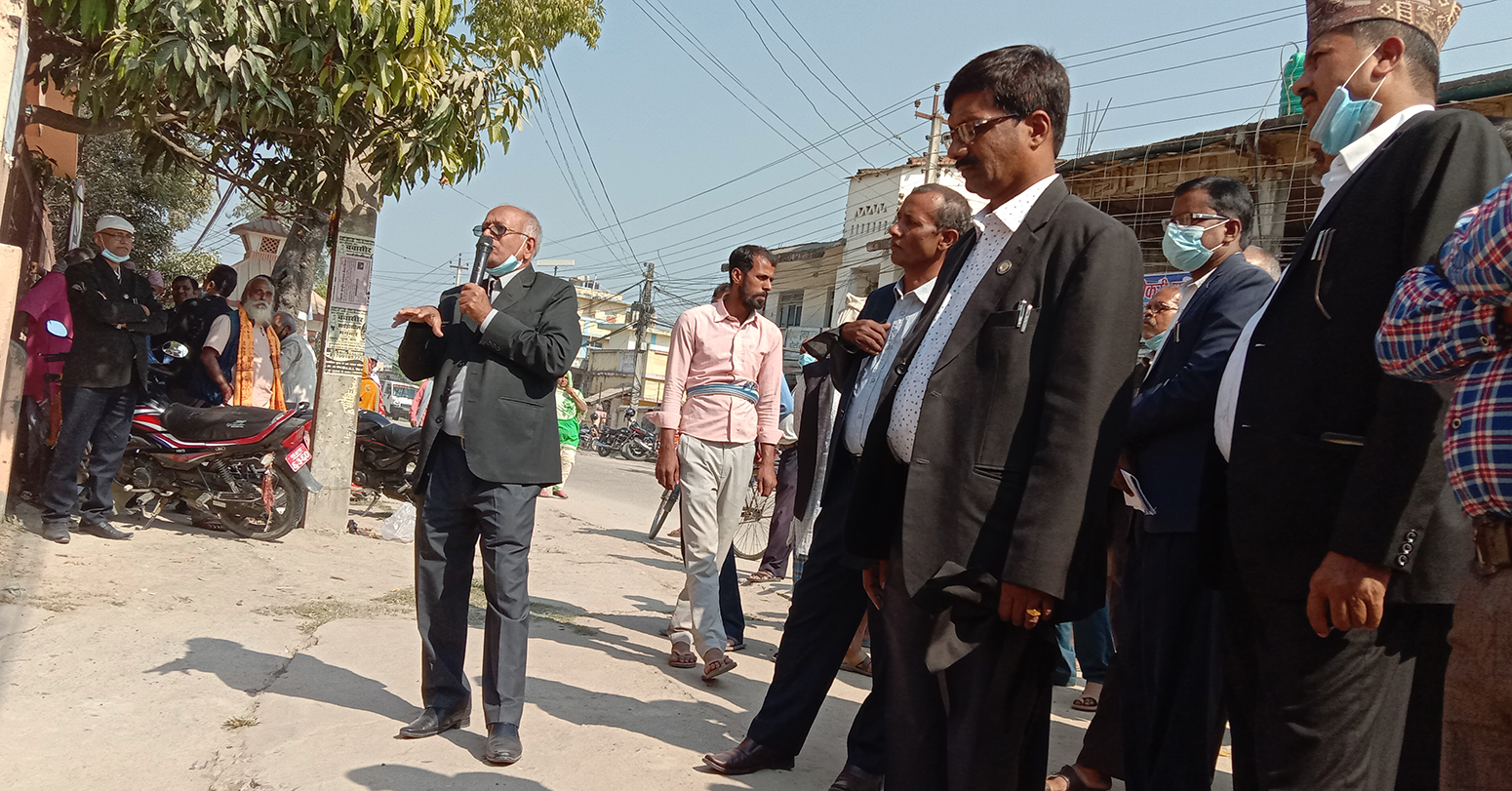 सिरहाका कानुन व्यवसायी पनि कालोपट्टी बाँधेर प्रदर्शनमा
