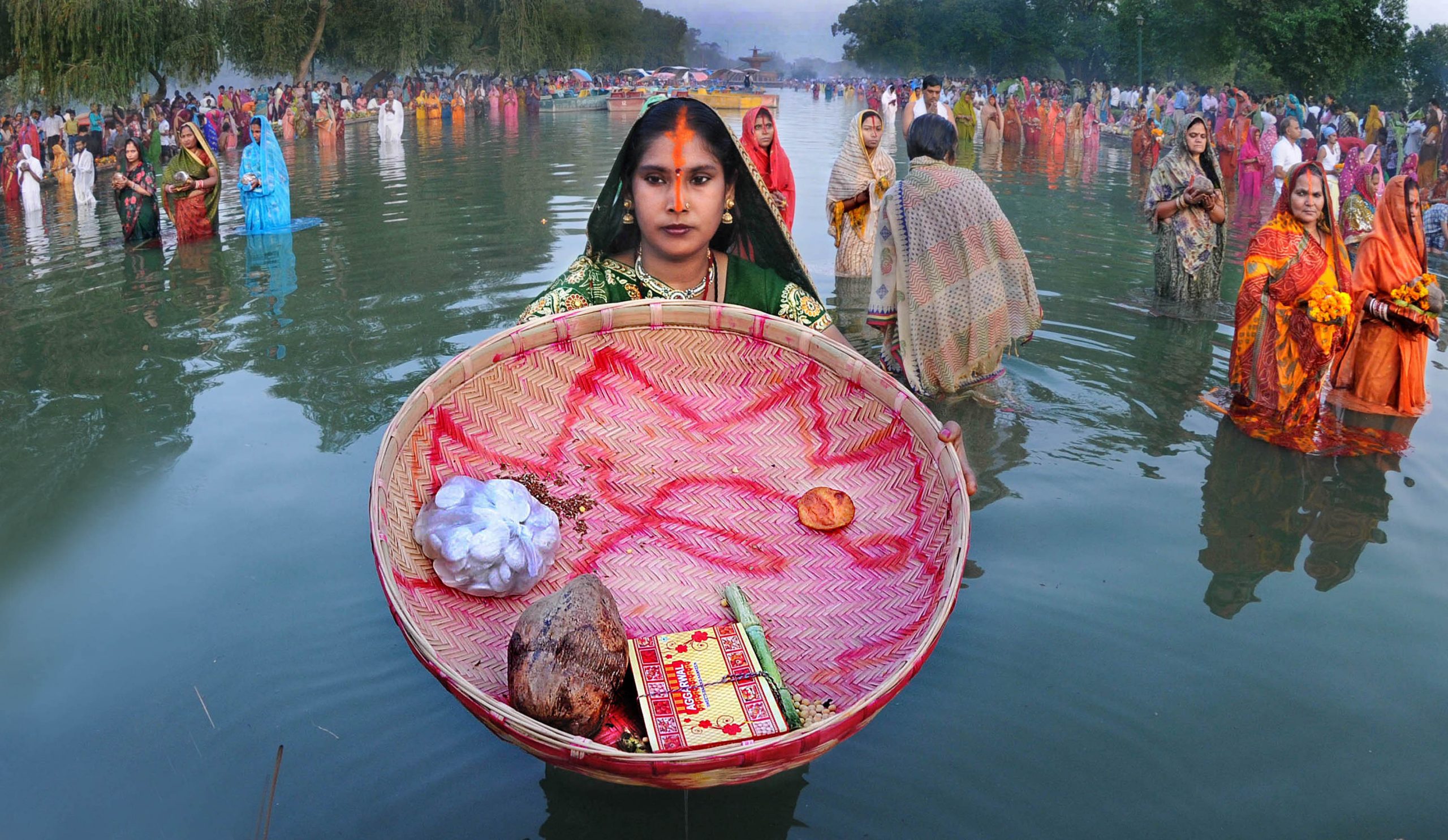 आज छठको मुख्य दिन, अस्ताउँदो सूर्यको अर्घ चढाइने