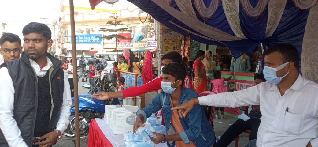 जनकपुर जेसीजले विवाह पञ्चमीका हजारौं श्रद्धालुलाई बाँडे मास्क