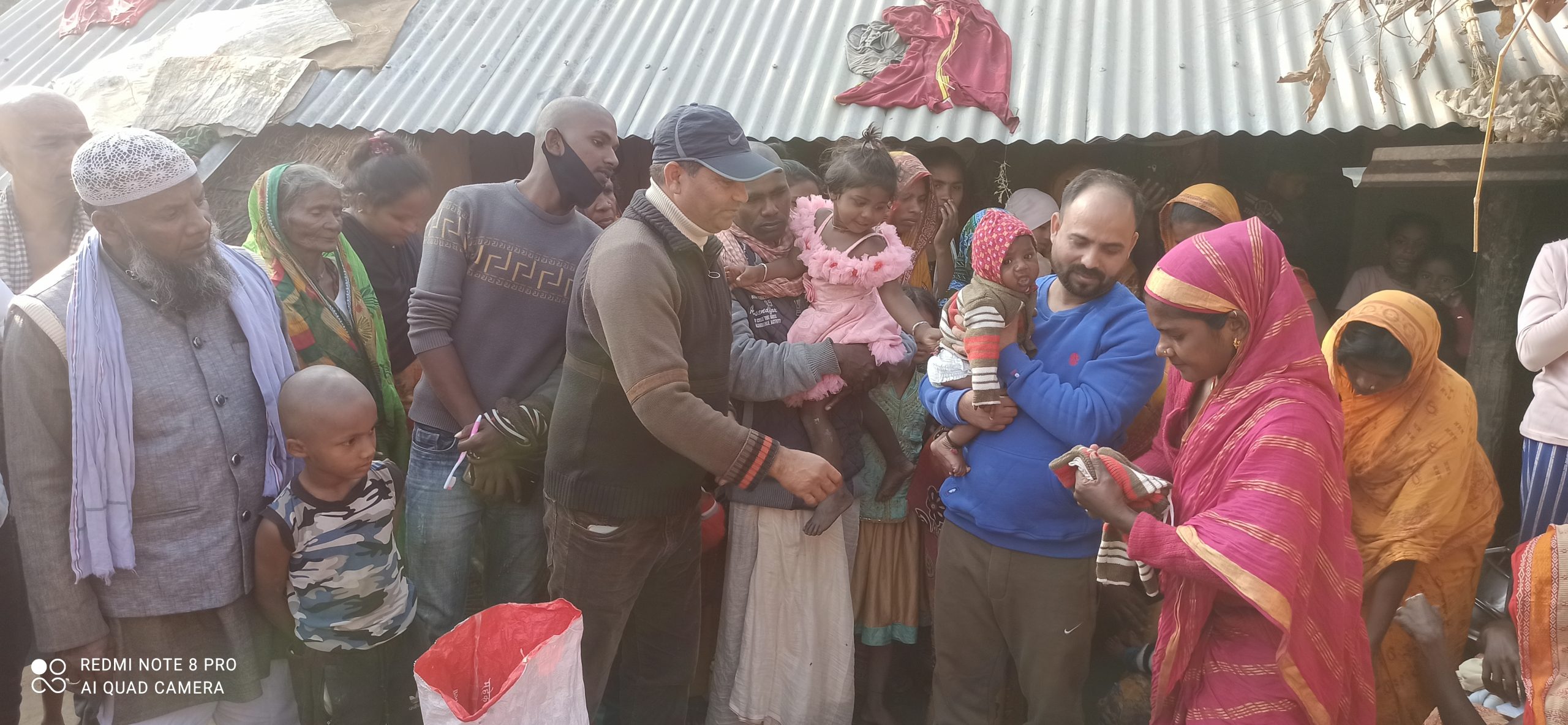 सप्तरी : आमाको मृत्युपछि बिचल्ली जुम्ल्याहा बच्चालाई मेयरको राहत
