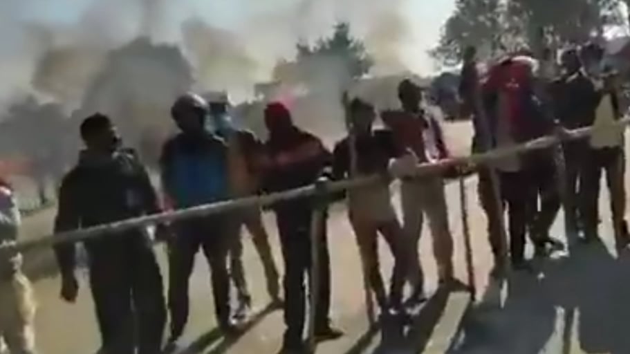 सप्तरीमा बाँस तेर्साएर राजमार्ग अवरुद्ध गरे जनमतका कार्यकर्ता