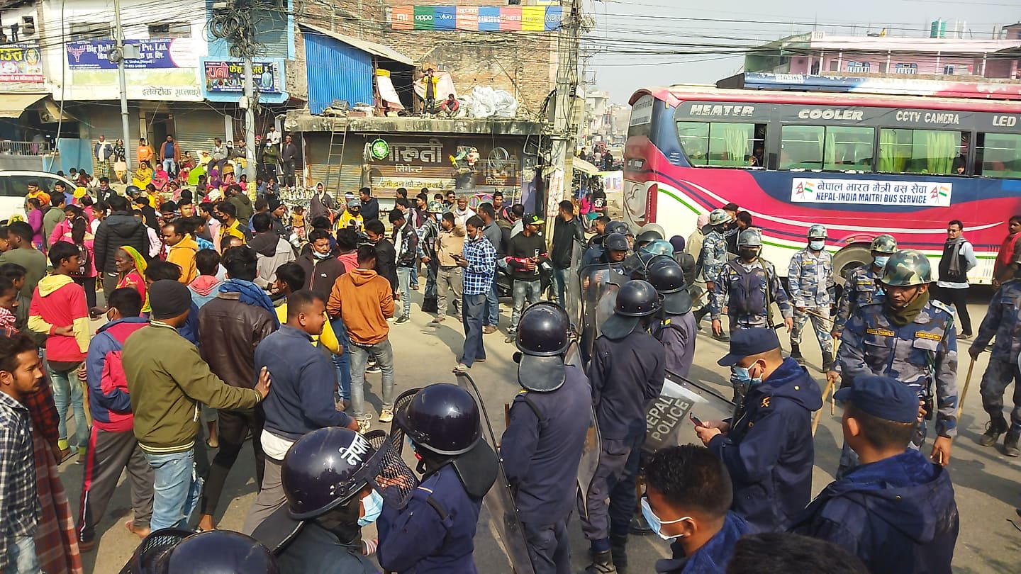 सिरहाको गोलबजारमा पुनः आज राजमार्ग अवरुद्ध गरियो