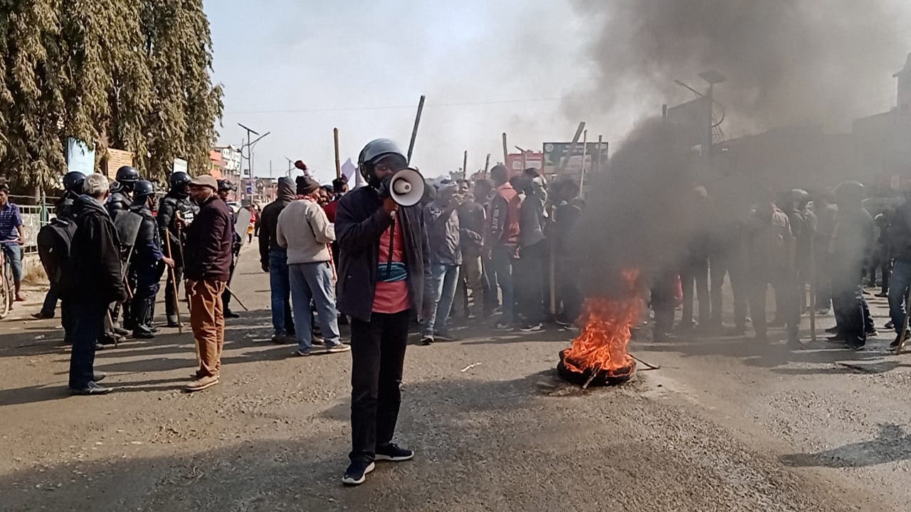 मिर्चैयामा कर्फ्यू तोडेर जनमतका कार्यकर्ताद्धारा प्रदर्शन, प्रहरी पछि हटे !