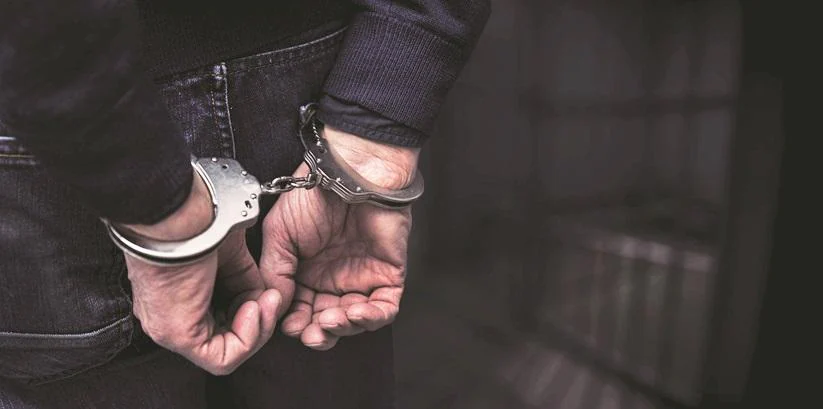 सिरहाका यि युवक : कतारबाट चकलेटको प्याकेटमा सुन ल्याउँदा पक्राउ