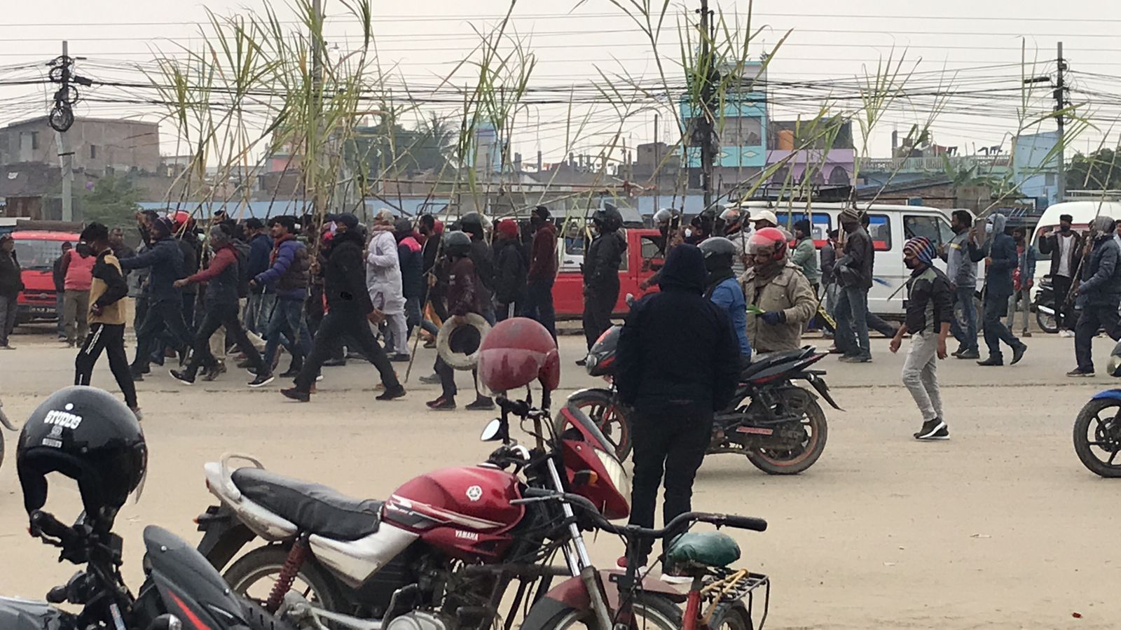 लहानमा उखु बोकेर जनमतका कार्यकर्ताको प्रदर्शन, राजमार्ग अबरूद्ध !