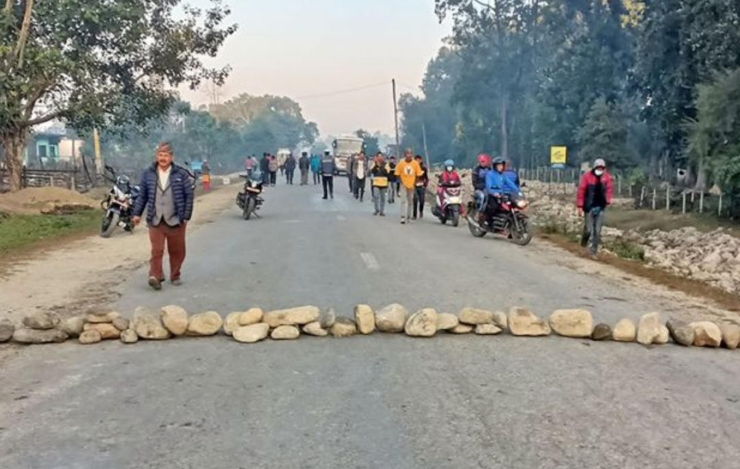 कारको ठक्करबाट पैदल यात्रीको मृत्यु, पूर्व-पश्चिम राजमार्ग अवरुद्ध