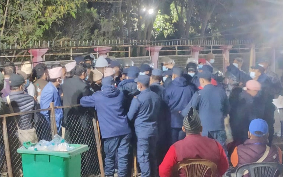 कांग्रेस महाधिवेशनः मतपत्र सकिँदा मतदान रोकियो, प्रतिनिधि आक्रोशित