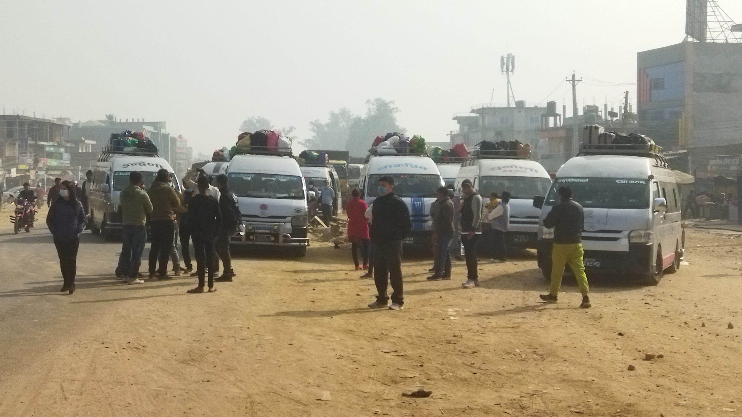 सिरहामा राजमार्ग अबरूद्ध, हजारौं सवारी र यात्रु अलपत्र