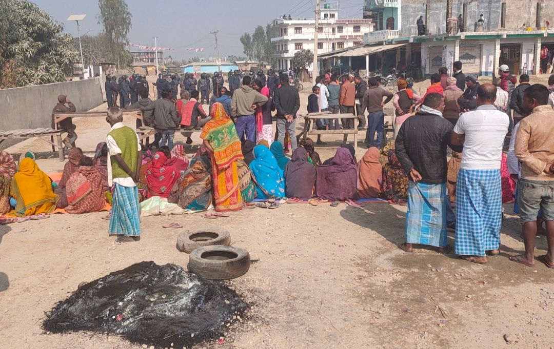 रौतहट : प्रहरी कार्यालयमा ढुङ्गामुढा, प्रदर्शनकारीमाथि ३ सेल अश्रुग्यास प्रहार