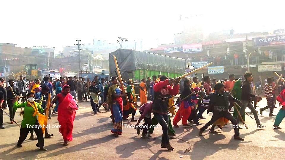 गोलबजार तनाबग्रस्त : बल प्रयोग गर्न खोज्ने प्रहरीलाई आन्दोलनकारीले लखेटेर भगाए