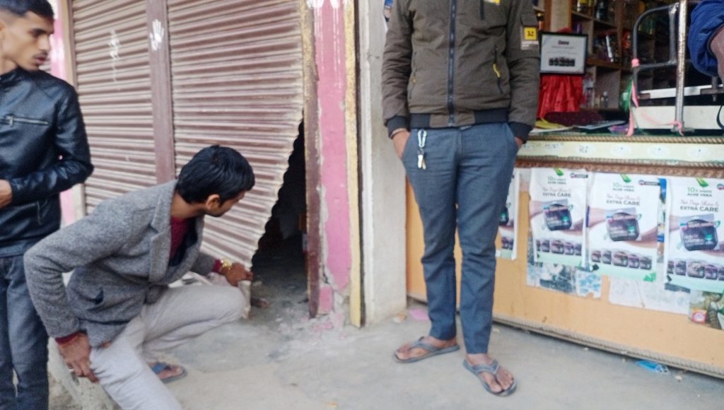 गोलबजारमा पसलको सटर फोडेर लाखौंको समान चोरी