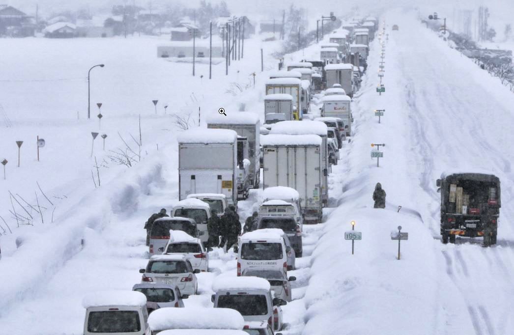 जापानमा भारी हिमपात : ट्राफिक जाम, उडान रद्द, रेल सेवा बन्द
