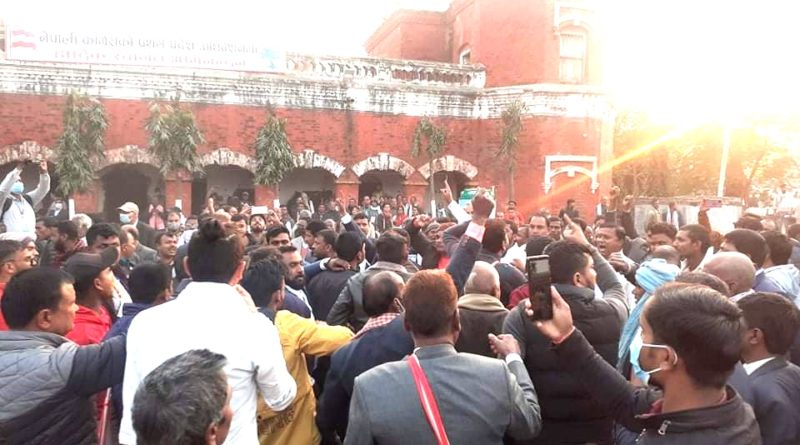 कांग्रेस प्रदेश २ को अधिवेशनमा झडप, प्रहरीले गर्‍यो लाठीचार्ज