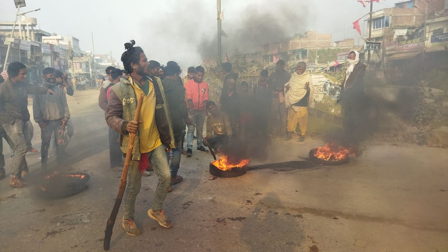 सिरहाको गोलबजार तनावग्रस्तः छु’रा प्रहार घटनाको विरोधमा राजमार्ग अवरुद्ध