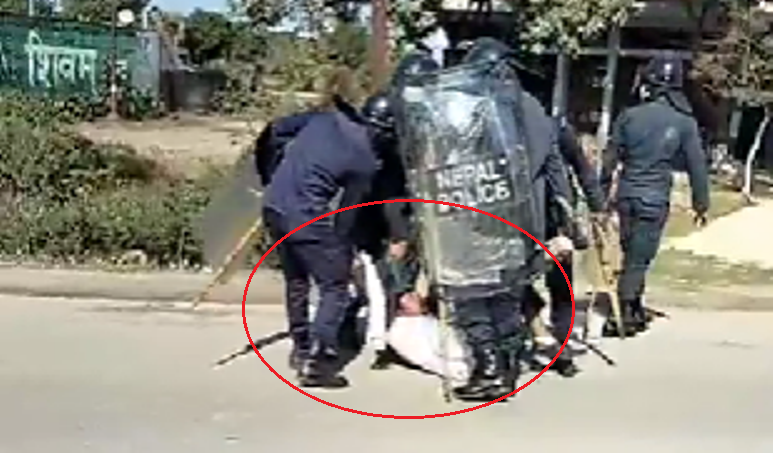 भारदहमा प्रहरीको हस्तक्षेप : बन्दकर्ता किसानलाई सडकमा घिसारे !