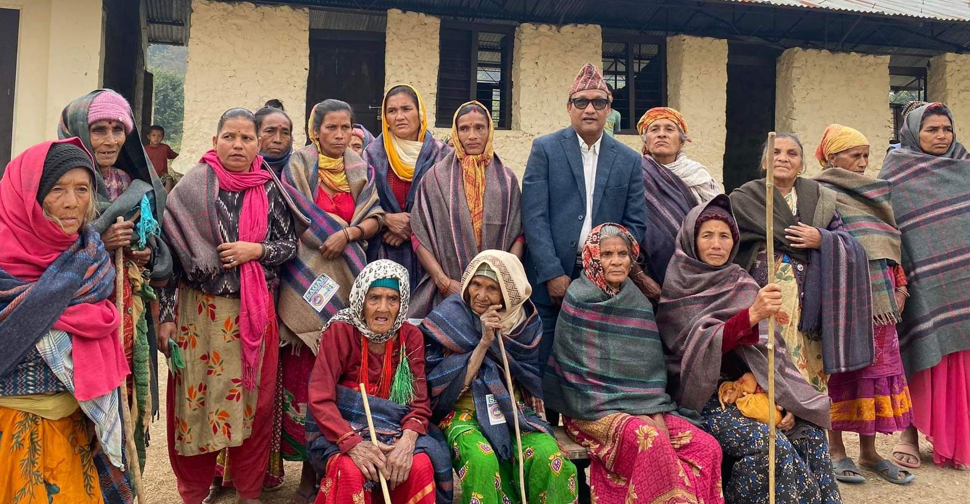 समाजसेवी चौधरीले फेरी बाँडे ४० विपन्नलाई कम्बल