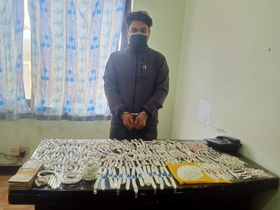 जनकपुरमा यतिधेरै चाँदी र लाखौं रुपैयाँसहित यी युवक पक्राउ