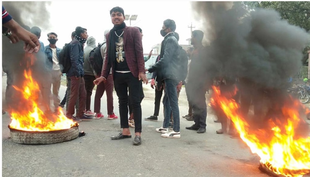 सर्लाही : परीक्षा केन्द्र सारिएको भन्दै विद्यार्थी आन्दोलित