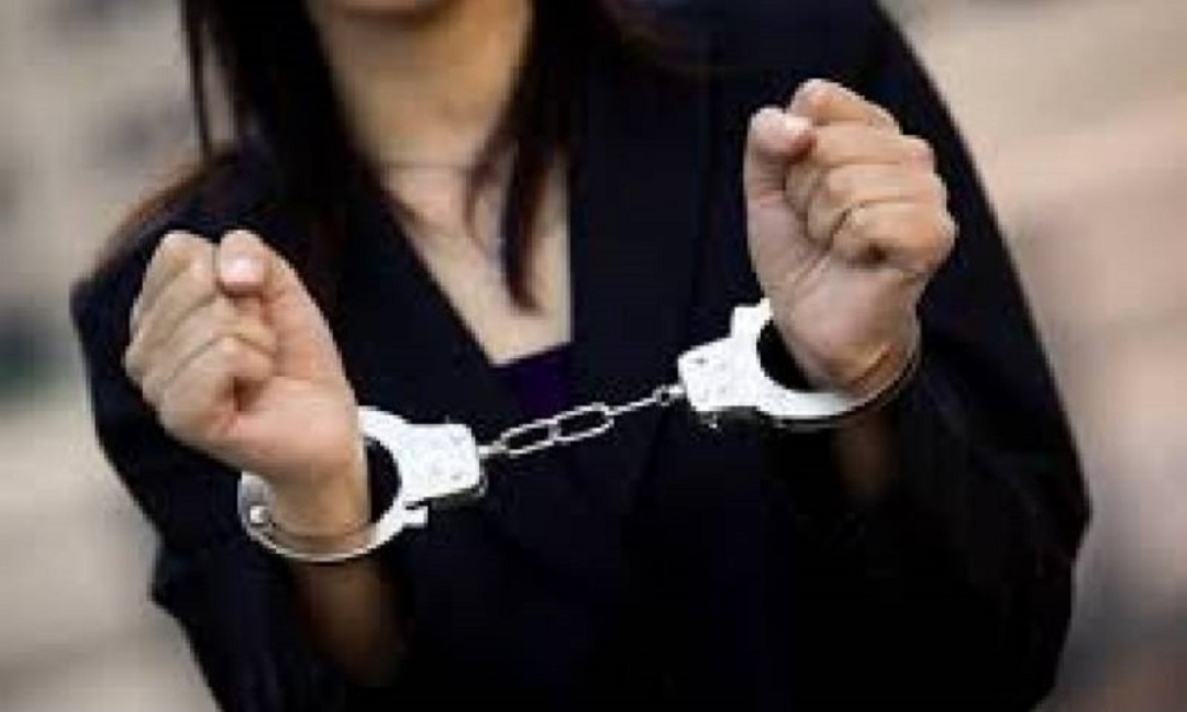 विमानस्थलबाटै ५० लाखसहित सौर्य एयरलायन्सकी महिला कर्मचारी पक्राउ