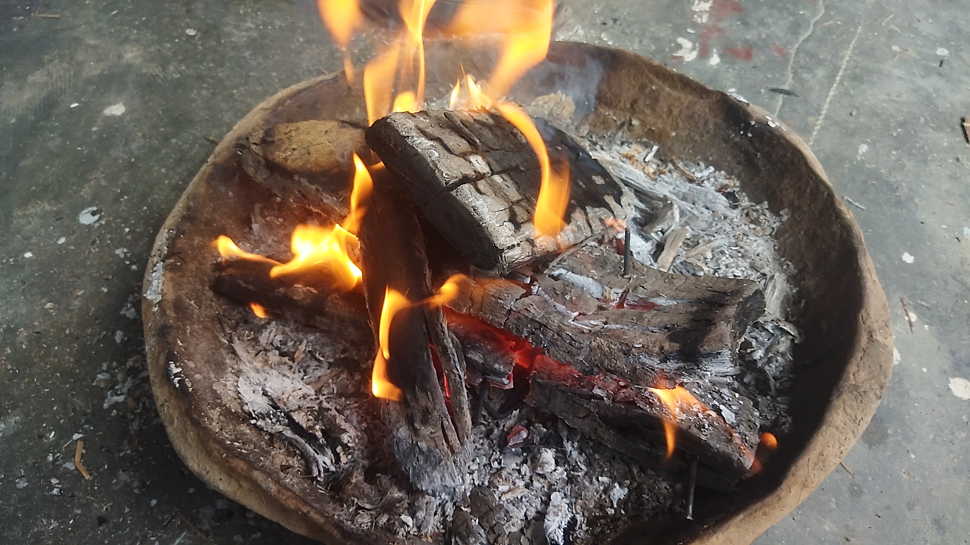 मधेसमा चिसो अत्यधिक बढ्यो, बाँच्ने साहारा मात्र आगो !