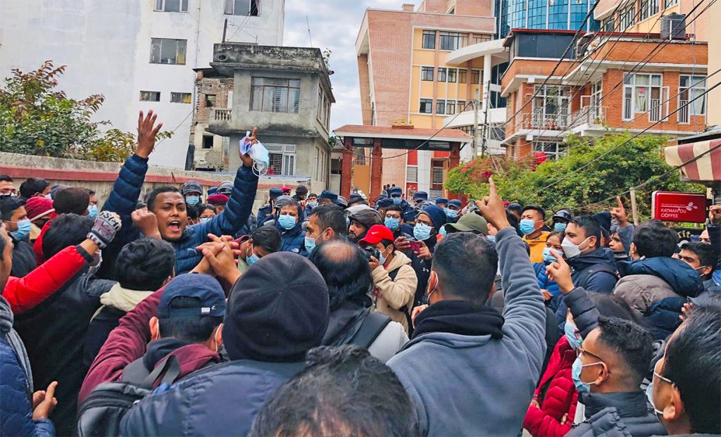 लोकसेवा आयोगका अध्यक्षको राजिनामा माग्दै परीक्षार्थीको प्रदर्शन