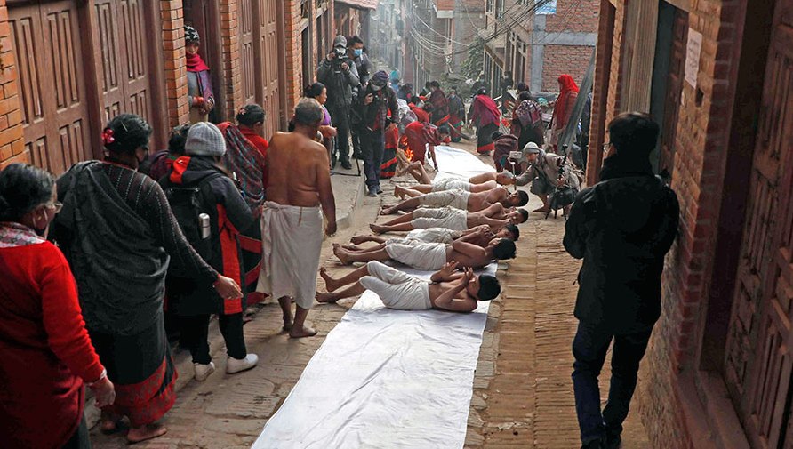 माधव नारायण व्रत : सडकमा गुल्टिंदै नगर परिक्रमा