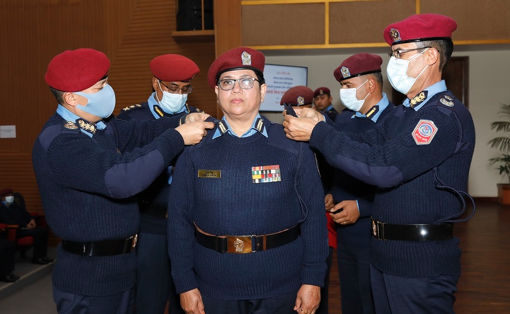 डीआईजीपीमा बढुवा मधेसी महिला सिंहलाई दर्ज्यानी चिन्ह प्रदान