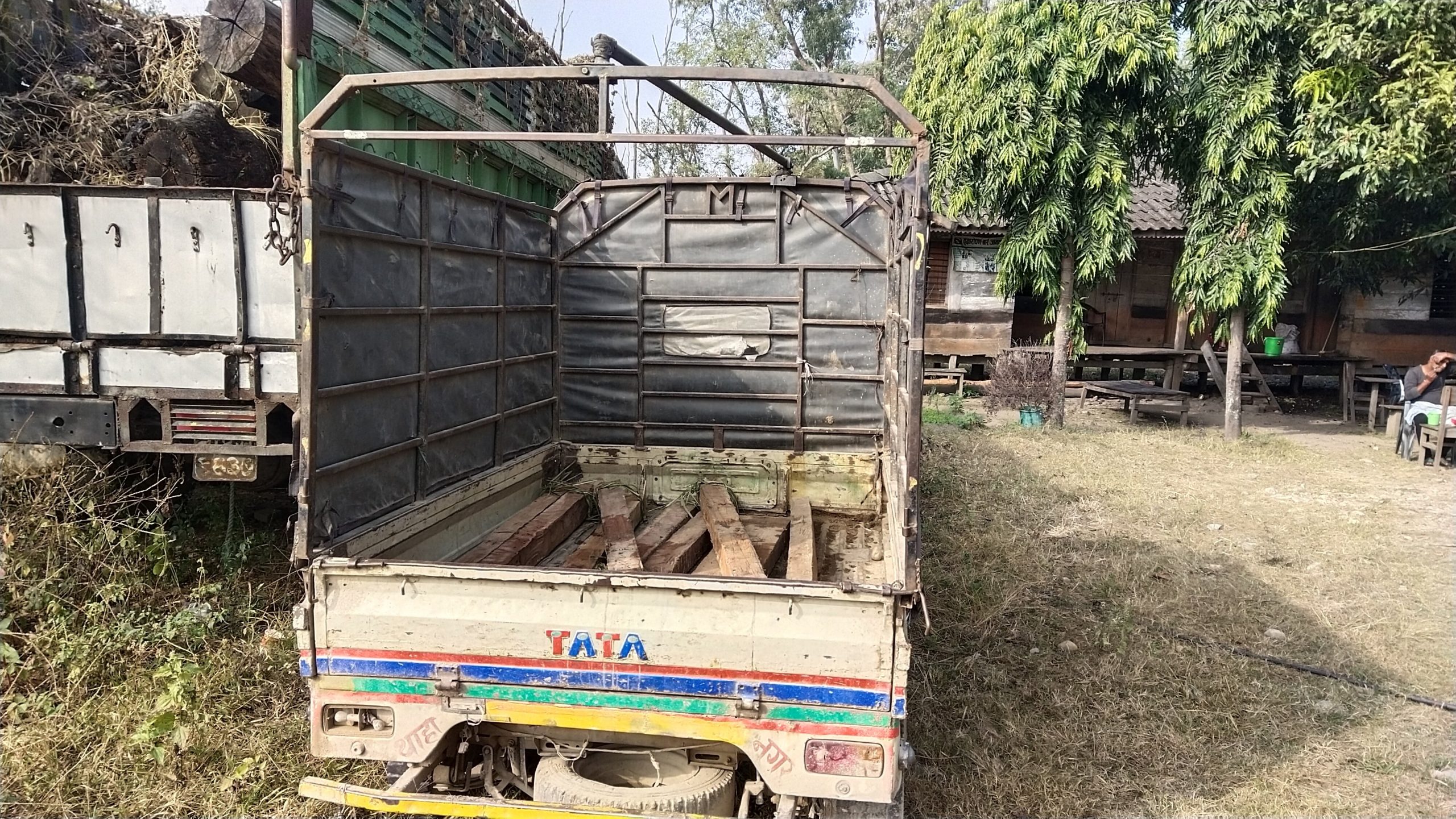 जनकपुर : काठ तस्करी गर्दागर्दै पिकअप गाडीसहित २ जना पक्राउ
