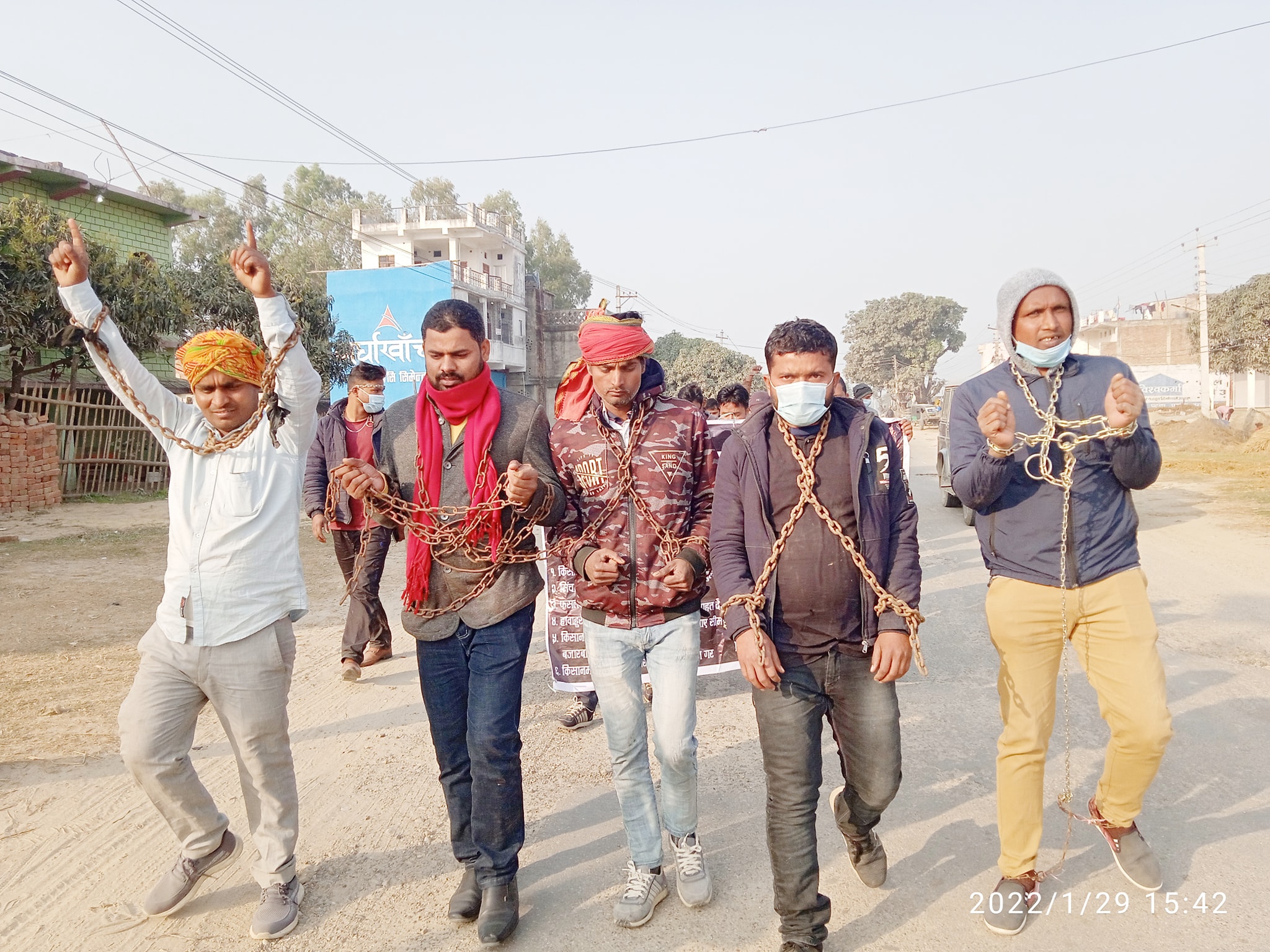 किसान आन्दोलन : हातमा जन्जिर बाँधेर प्रदर्शन- किसानको माग पुरा गर