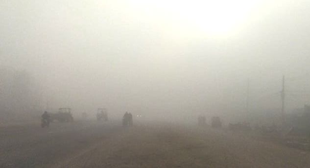सिरहामा यस्तो कुहिरो ! राजमार्गमा गाडी चलाउनै मुस्किल