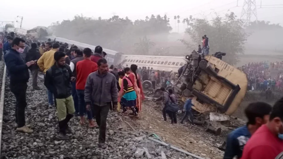 Breaking- भारतमा यसरी रेल पल्टियो, उद्धार जारी