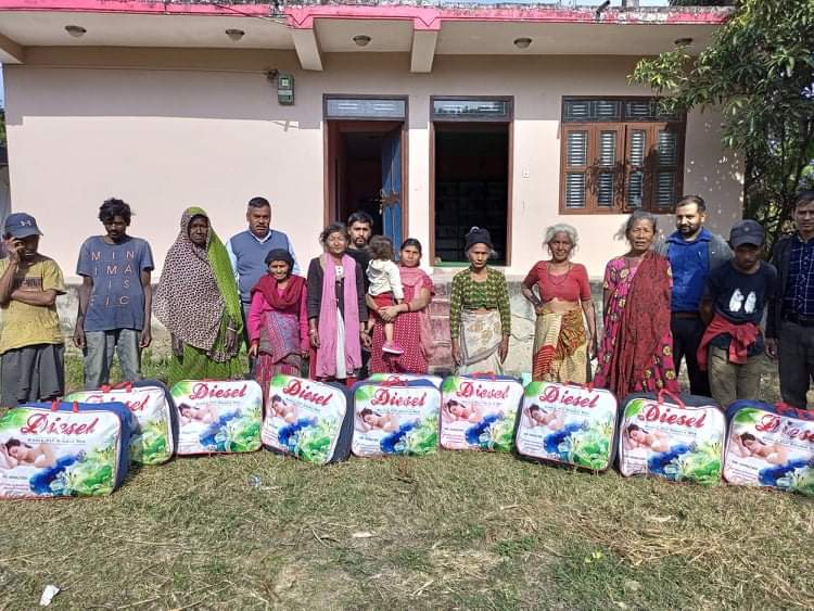 महोत्तरी : शितलहर पीडित गरिबले पाए कम्बल उपहार