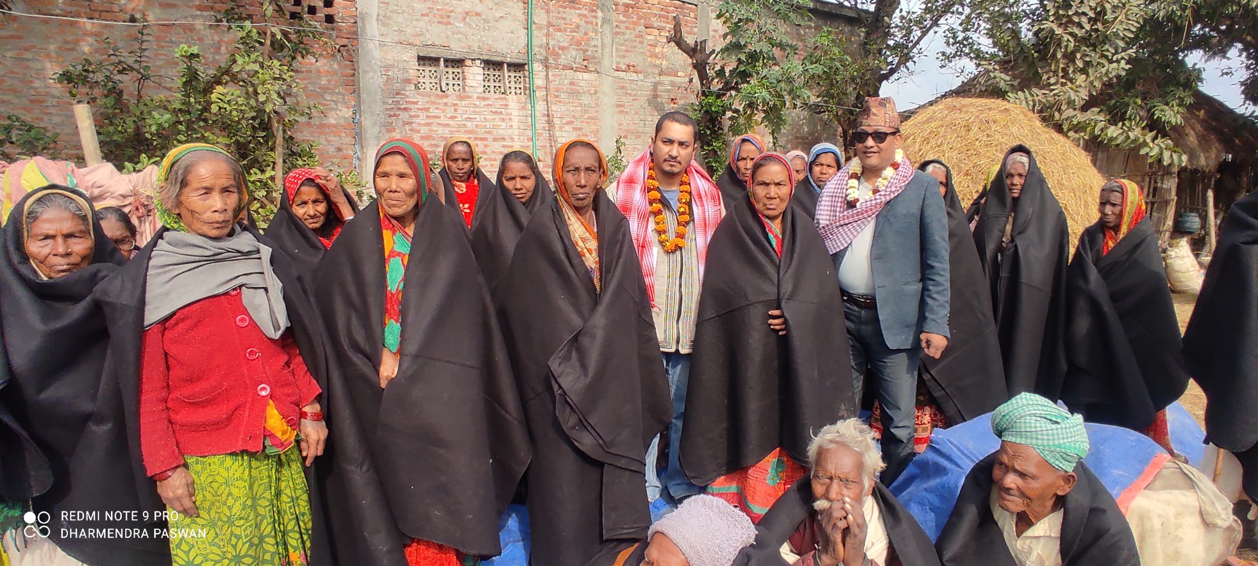 लहान : आमाको स्मृतिमा बुवासंग मिलेर छोराले विपन्नलाई बाँडे कम्मल