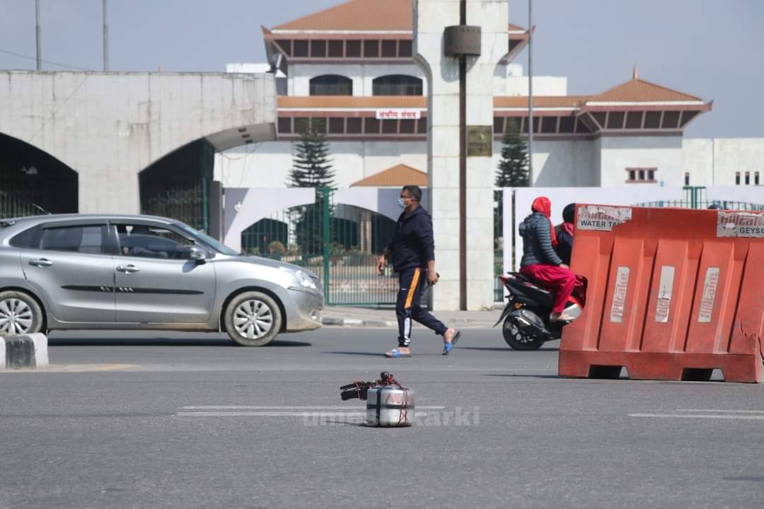 संसद् भवनअगाडि सडकमै भेटियो शंकास्पद कुकर, सेना पुग्यो !