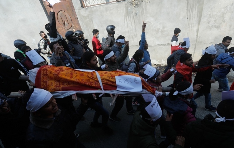 प्रदर्शनकारीले यसरी गरे MCC को ‘अन्त्येष्टि’